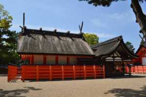 住吉大社（大阪府大阪市）第二本宮社殿 中央の本殿前面に渡殿・幣殿が接続する。　　